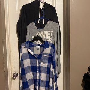 2 hoody’s and 1 button up. All long sleeved size XL. 3 shirts all together.